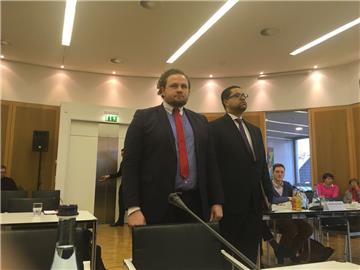 Patrick Öztürk (links) mit seinem Anwalt vor dem Untersuchungsausschuss zum Sozialbetrug. Dort verweigerte er die Aussage.