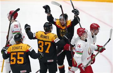 Patrick Reimer und Patrick Hager jubeln über den Treffer zum 3:0 gegen Weißrussland.  