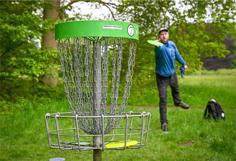 Bremerhaven: Sportart Discgolf erlebt einen Boom Patrick Roth vom Verein Albatrosse Bremerhaven ist regelmäßig in Sachen Discgolf im Bürgerpark unterwegs.