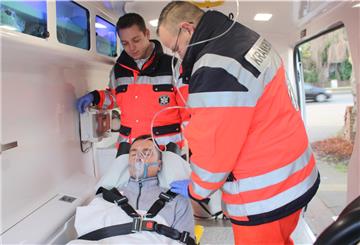 Patrick Schütt (links) und Pascal Schröder versorgen den Patienten mit Sauerstoff.