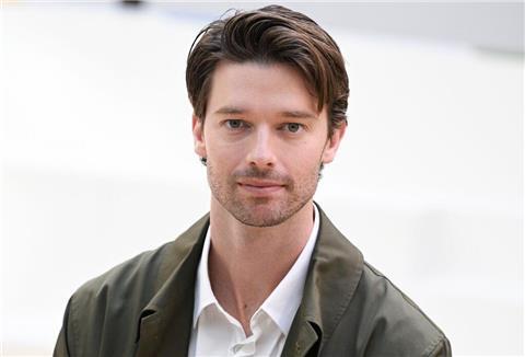 Patrick Schwarzenegger wird für seine Rolle in „The White Lotus“ gefeiert.