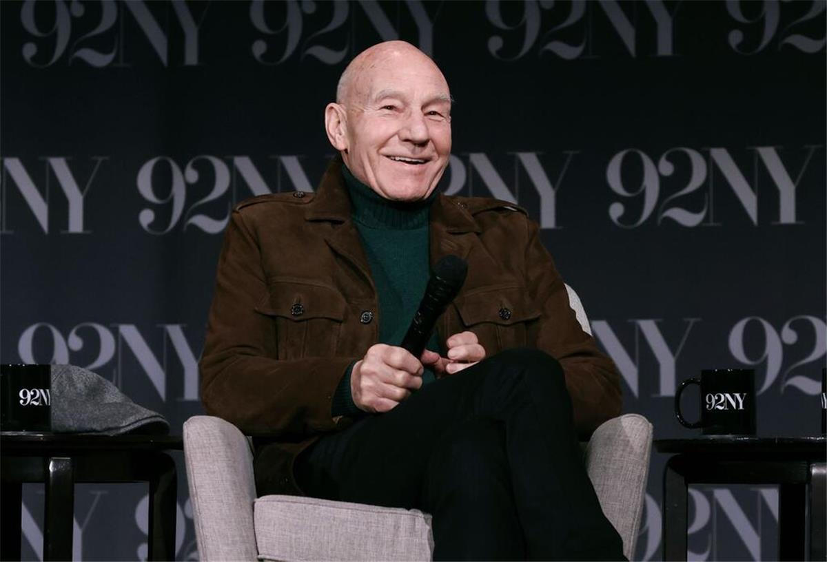 Patrick Stewart wird 85 - Für immer Jean-Luc Picard Patrick Stewart spricht auf der Bühne nach einer Vorführung von „Star Trek: Picard“.