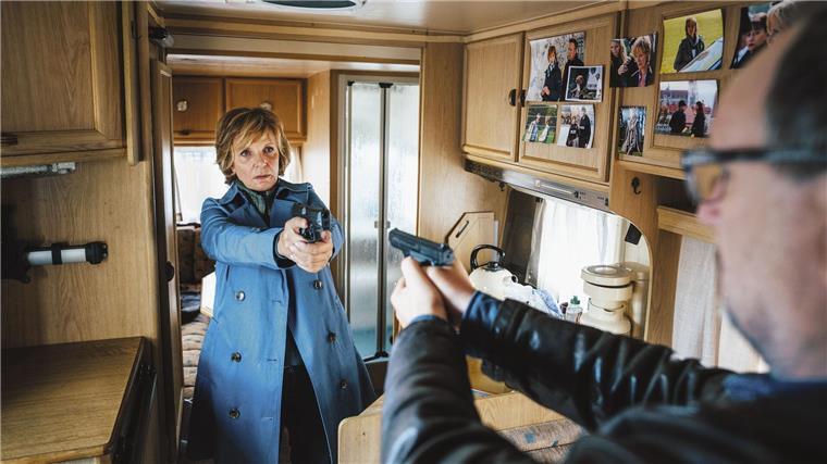 Patt-Situation: Kommissarin Lucas (Ulrike Kriener) und ihr alter Kollege Wolfram Truss (Rainer Bock) richten ihre Waffen aufeinander.