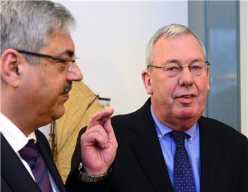 Paul Bödeker (CDU) wird von Oberbürgermeister Melf Grantz (SPD) zum Kämmerer und Bürgermeister der Stadt Bremerhaven ernannt. Foto Scheer