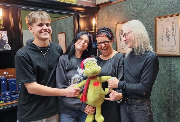 Nicis Familie, der Grinch und Motor Planet Nicis Familienfoto mit dem Grinch
