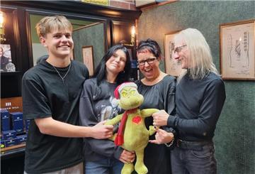 Nicis Familienfoto mit dem Grinch