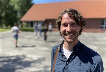 Paul Hecht ist als Schulsozialarbeiter an der Zinzendorfschule in Tossens tätig. Fünf Jahre lang hat sich die Schule eine Fachkraft wie ihn nicht leisten können. Nun endlich gewährt der Schulträger die dafür nötigen Mittel.