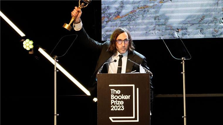 Irischer Autor Paul Lynch gewinnt Booker-Literaturpreis Paul Lynch, Gewinner des Booker Prize 2023, feiert kurz nach der Bekanntgabe auf der Bühne in London.