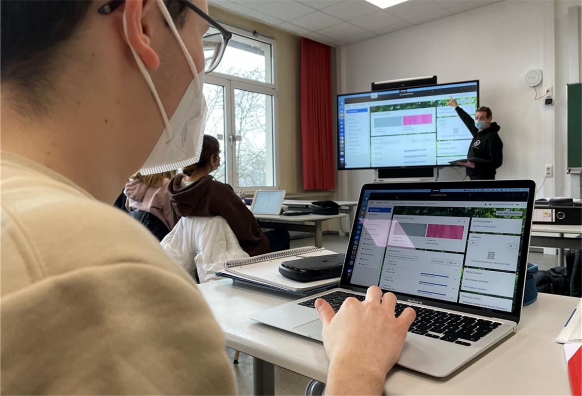 Zinzendorfschule angekommen in der Zukunft Paul Preissler hat gerade seinen Bildschirm mit der ganzen Klasse geteilt. Was er auf seinem Laptop sieht, sehen alle anderen auf dem Smartboard.