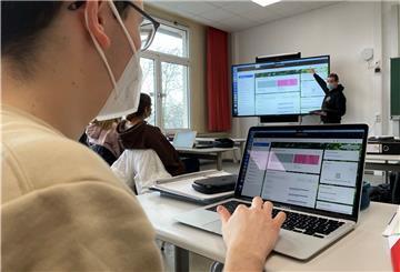 Paul Preissler hat gerade seinen Bildschirm mit der ganzen Klasse geteilt. Was er auf seinem Laptop sieht, sehen alle anderen auf dem Smartboard.