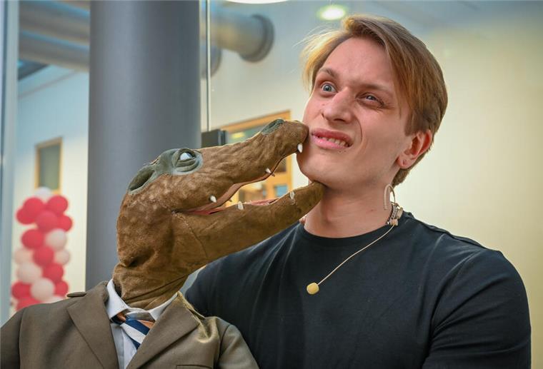 Bremerhavener Preisträger bringt Krokodil mit zur Feierstunde Paul Simon Kemner (rechts) erhält den Förderpreis der Stiftung der Weser-Elbe Sparkasse.
