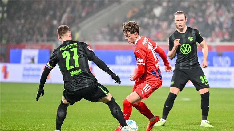 3:1 in Heidenheim: Wichtiger Sieg für Wolfsburg Paul Wanner (M.) und der 1. FC Heidenheim geraten in der Bundesliga allmählich in Bedrängnis.