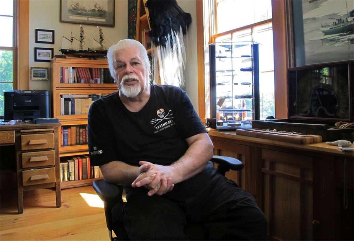 Paul Watson, Gründer der Sea Shepherd Conservation Society, die durch die Fernsehserie «Whale Wars» bekannt wurde, spricht in seinem Büro mit Journalisten. (zu dpa: «Walfanggegner Paul Watson wird nicht an Japan ausgeliefert»)