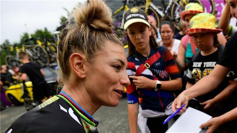Ferrand-Prevot holt Königsetappe und fährt ins Gelbe Trikot Pauline Ferrand-Prevot steht bei der Tour de France vor dem Gesamtsieg.