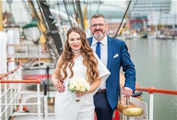 Pawel und Inesa Byglewski haben als erstes Brautpaar auf der „Schulschiff Deutschland“ am Neuen Hafen in Bremerhaven geheiratet. 
