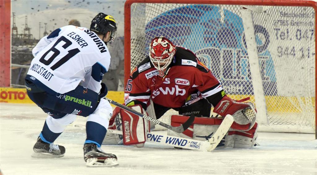 Pech für Goalie Jerry Kuhn. Er wird von David Elsner getunnelt.