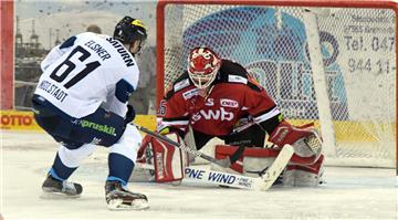 Pech für Goalie Jerry Kuhn. Er wird von David Elsner getunnelt.