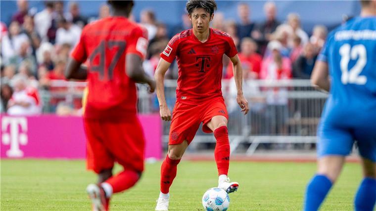 Schlapper Bayern-Test vor Asien-Trip: „Anders vorgestellt“ Pech für Hiroki Ito (M), im zweiten Testspiel für die Bayern verletzt er sich.