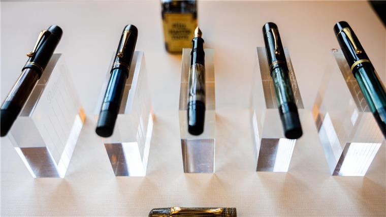 Pelikan gehört heute zru Hamelin Group und produziert auch Füllhalter für Erwachsene. 