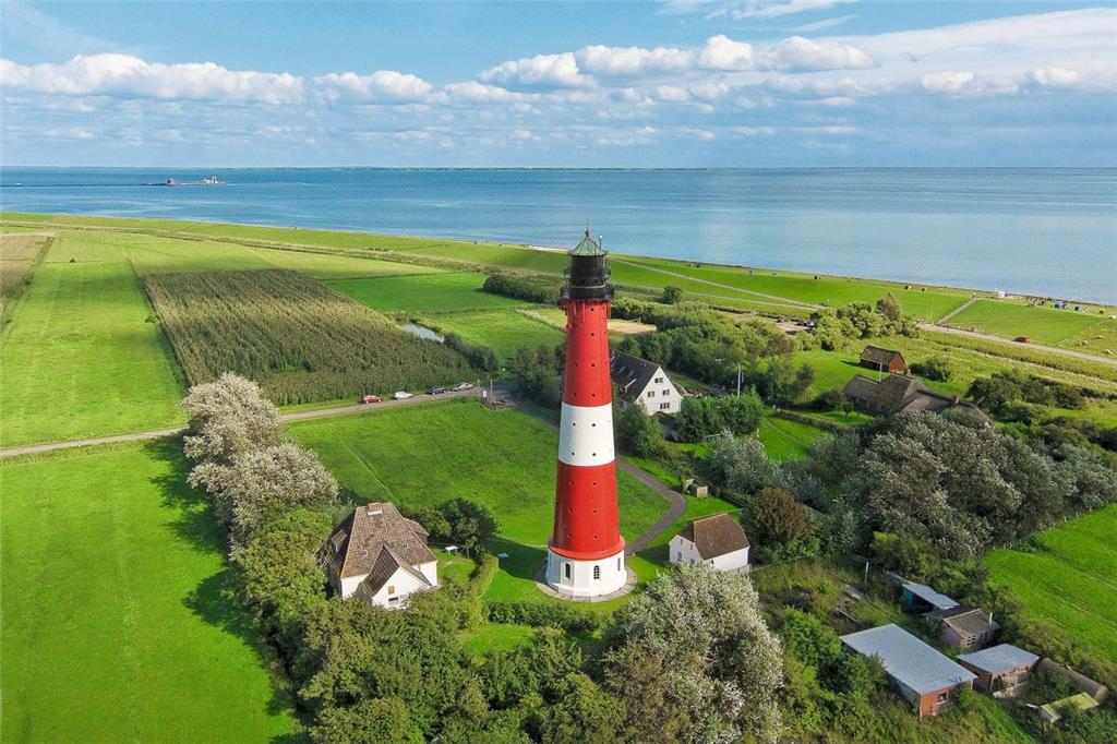Pellworm ist eine Marschinsel südlich von Amrum und Föhr. Sie hat keinen Sandstrand. Verglichen mit den Nachbarinseln ist Pellworm überschaubar und ruhig - und auch erst seit 1998 Nordseeheilbad. Es gibt eine Post, eine Bank, eine Tankstelle, mehrere Badestellen und Möglichkeiten zu Wattwanderungen, etwa zur kleinen Hallig Süderoog.