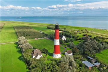 Pellworm ist eine Marschinsel südlich von Amrum und Föhr. Sie hat keinen Sandstrand. Verglichen mit den Nachbarinseln ist Pellworm überschaubar und ruhig - und auch erst seit 1998 Nordseeheilbad. Es gibt eine Post, eine Bank, eine Tankstelle, mehrere Badestellen und Möglichkeiten zu Wattwanderungen, etwa zur kleinen Hallig Süderoog.