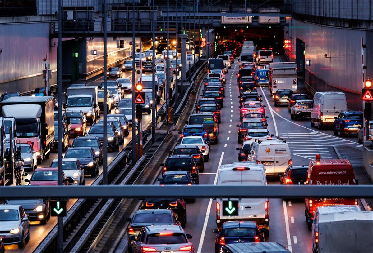 Dauernd unterwegs? Mit diesen Tipps übersteht ihr das Pendeln besser Pendeln kann stressig sein und der Gesundheit schaden. Doch mit ein paar einfachen Tricks reduziert ihr Verspannungen, Erschöpfung und Stress.
