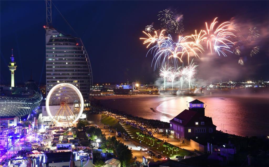 Peng! Batz! Badautz! Das Höhenfeuerwerk auf dem Seestadtfest. - Foto: Scheschonka