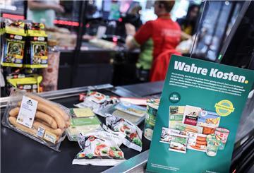 Produkte deren Preis mit den verdeckte Kosten angepasst wurden, liegen an der Kasse