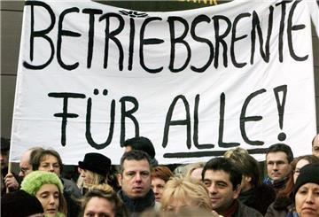  Mitarbeiter der Commerzbank demonstrieren vor der Zentrale der Bank für den Erhalt ihrer Betriebsrente. Per Gesetz sollen mehr Menschen eine Betriebsrente bekommen. Millionen Arbeitnehmer würden davon profitieren.