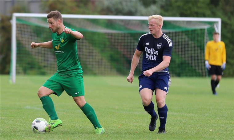 Abbehauser Fußballer sorgen für nächsten Auswärts-Streich Per Handelfmeter brachte Daniel Hämsen (links) den TSV Abbehausen am Sonntag im Bezirksligaspiel beim SV Baris Delmenhorst mit 1:0 in Führung. Zur Halbzeit wurde er ausgewechselt.