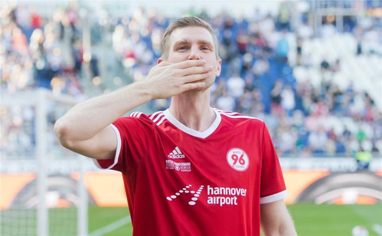 Niedersächsische Sportmedaille für Per Mertesacker Per Mertesacker bei seinem Abschiedsspiel in der HDI-Arena.