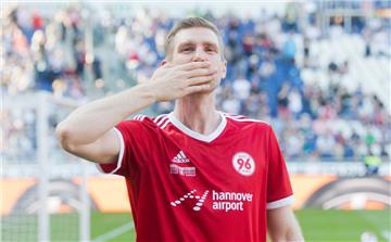 Per Mertesacker bei seinem Abschiedsspiel in der HDI-Arena.