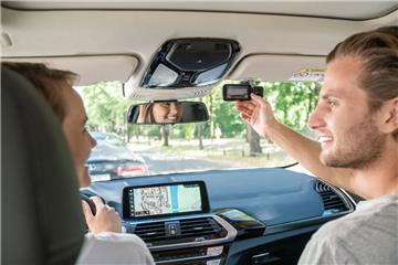 Permanente Aufzeichnungen mit der Dashcam sind nicht gestattet. Deshalb ist das sogenannte Loop-Recording unverzichtbar. Diese Funktion überschreibt getätigte Aufzeichnungen kontinuierlich, falls kein Unfall passiert.  