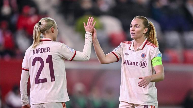 Dritter Sieg: Bayern-Frauen besiegen Vålerenga Oslo mit 3:0 Pernille Harder (l) und Glodis Perla Viggosdottir feiern den Sieg gegen die Norwegerinnen.