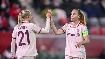 Pernille Harder (l) und Glodis Perla Viggosdottir feiern den Sieg gegen die Norwegerinnen.