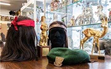 Persönliche Gegenstände aus dem Nachlass von Winnetou-Darsteller Pierre Brice, darunter auch ein "Bambi" und Perücken, sind in Berlin versteigert worden.