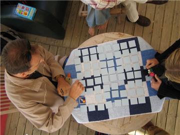 Persönliches Memory: Einfach die Fotos der Liebsten in doppelter Form ausdrucken, auf Bierdeckel kleben und fertig ist der Spielespaß.