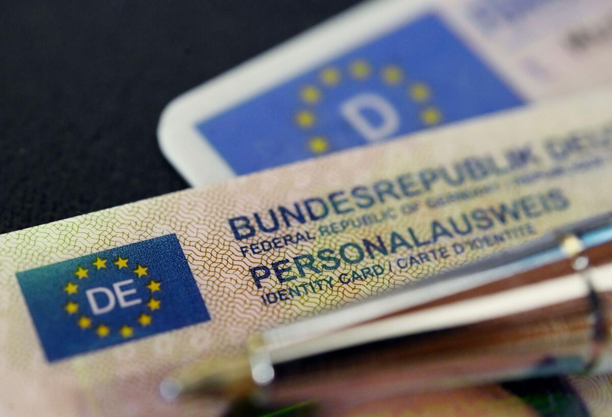 Personalausweis wird teurer! Verband kritisiert Innenministerium stark Ein Personalausweis.
