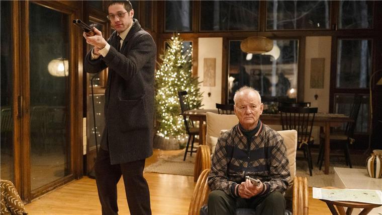 Gangsterkomödie „Riff Raff“ mit Murray und Coolidge Pete Davidson (l) als Auftragskiller Lonnie und Bill Murray als Mafiaboss Leftie in einer Szene des Films „Riff Raff - Verbrechen ist Familiensache“.