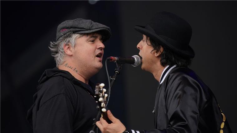 Pete Doherty kündigt neues Album der Libertines an Pete Doherty (l) und Carl Barrat von den Libertines beim Glastonbury Festival 2022.