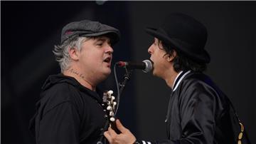 Pete Doherty (l) und Carl Barrat von den Libertines beim Glastonbury Festival 2022.