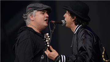 Pete Doherty (l) und Carl Barrat von den Libertines stehen während des Glastonbury Festivals in Worthy Farm in Somerset auf der Bühne. The Libertines haben erstmals seit Jahren ein neues Album angekündigt.