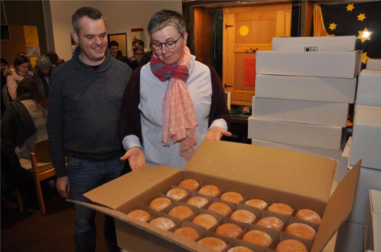 Peter Alpers und Christina Conrad bei der Ausgabe der zuckrigen Pracht. 