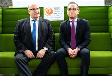 Zwei Männer auf einem grünen Sofa