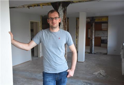 Peter Dammann ist Chef des Wohnster Dorfvereins. Zusammen mit jungen Leuten aus dem Ort macht er aus einem alten Haus einen Treffpunkt für die Jugend.