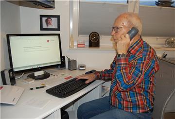 Peter Heß aus Hagen versucht, über die Impfhotline und das Onlineportal des Landes Niedersachsen einen Impftermin zu vereinbaren. Foto: Gehrke
