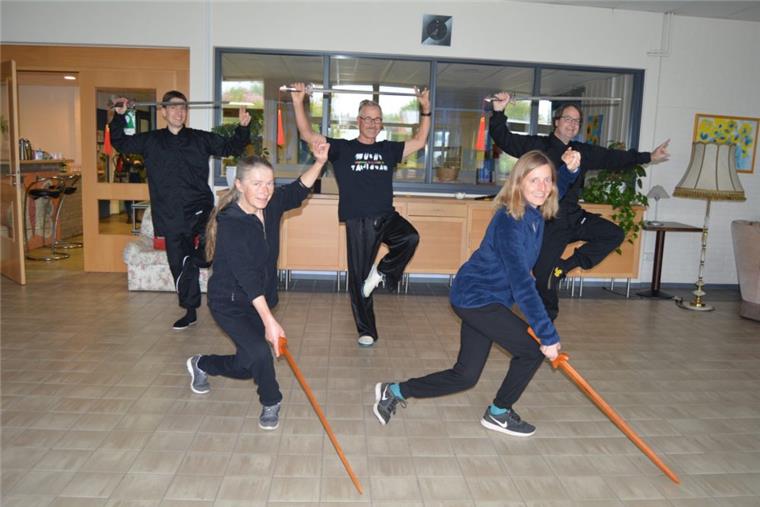 Peter Hönig (Mitte) ist umgeben von seinen fortgeschrittenen Schülern (von links) Ramon Ehlers, Angelika Dinstuhl, Annette Borber, Dr. Thomas Rohlfing mit dem traditionellen Tai-Chi-Schwert.