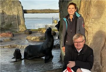 Peter Klett, Vorstandsvorsitzender der Weser-Elbe Sparkasse, und Zoodirektorin Dr. Heike Kück mit den beiden Seelöwen Babbie und Fina.