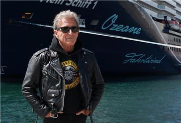 Peter Maffay steht vor der Mein Schiff 1