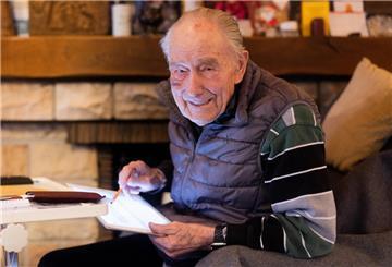Peter Meisen (100), Blogger, schreibt in seinem Wohnzimmer in sein iPad.